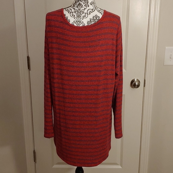 Lularoe Sweater Material Lynnae - Picture 4 of 6